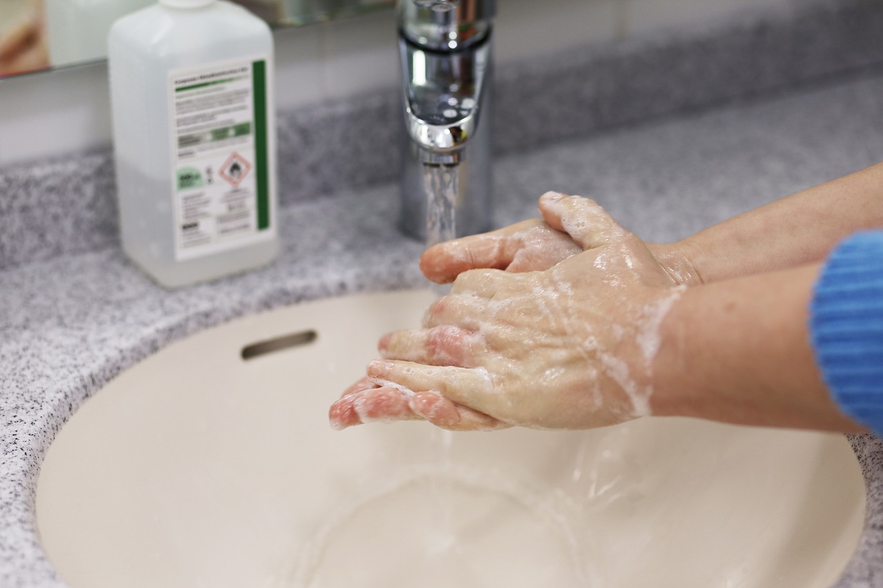 Comment déboucher un siphon de lavabo sans produits chimiques ?