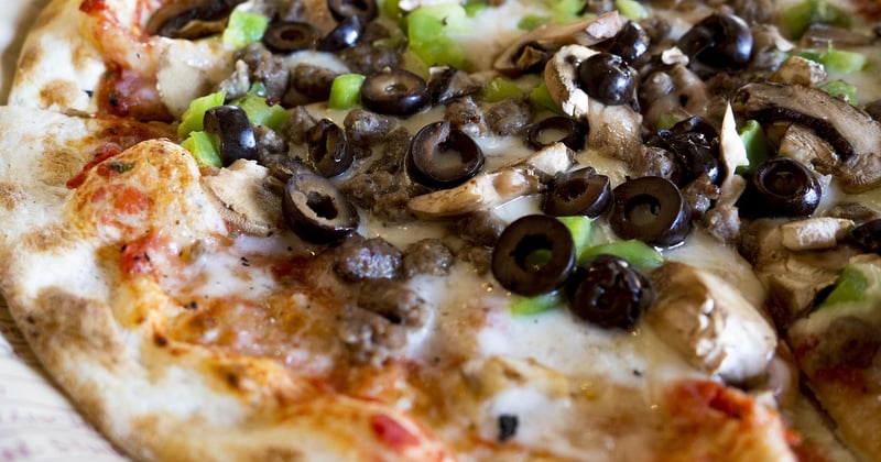 Pizza surgelée au micro onde : le guide pour un résultat croustillant
