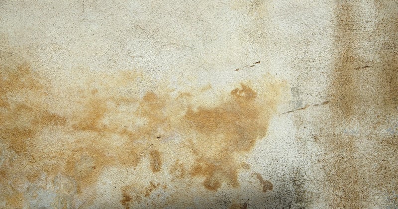 Fixer sur du crépi extérieur : la méthode simple pour une accroche solide