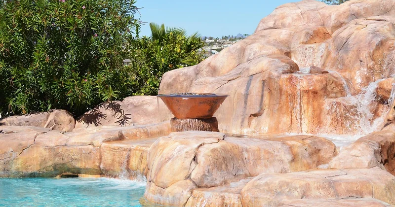 Quelles solutions pour cacher une piscine hors sol