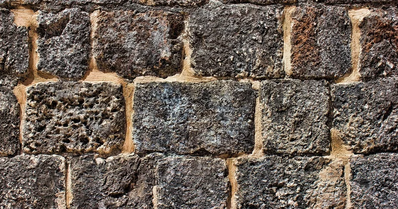 Sous-couche sur mur abîmé : laquelle choisir et pourquoi